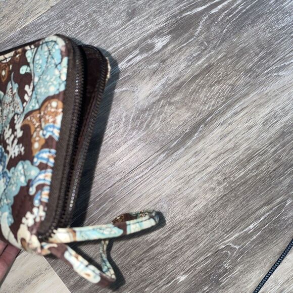 VERA BRADLEY JAVA BLUE SINGLE ZIP QUILTED WALLET/WRISTLET - RETIRED PATTERN - Picture 7 of 7
